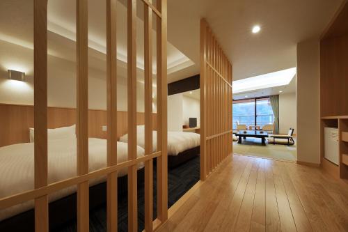 日光鬼怒川日光酒店(Hotel Sunshine Kinugawa)的一间卧室配有一张床和一张书桌