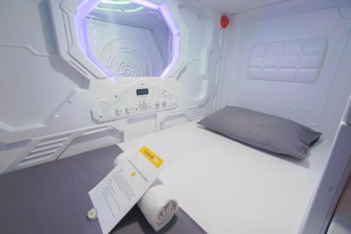 勒吉安Capsule Inn Bali的小房间设有床和窗户