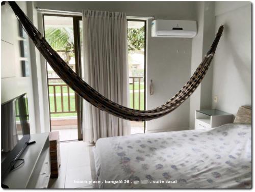 阿奎拉兹Beach Place Resort . ap térreo的卧室配有挂在墙上的吊床