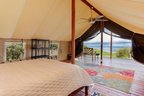 KukuihaeleWaipi'o Lodge的一间卧室设有一张床,享有海景
