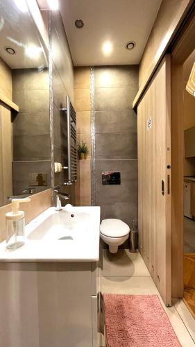 克拉科夫Homely Studio的浴室配有白色水槽和卫生间。