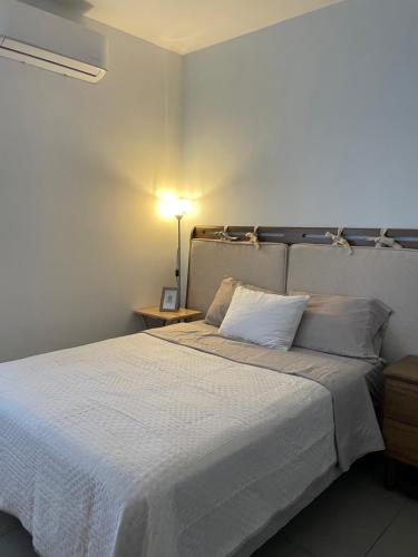 马萨特兰El Departamento Playa Sur的卧室配有一张带灯的白色大床
