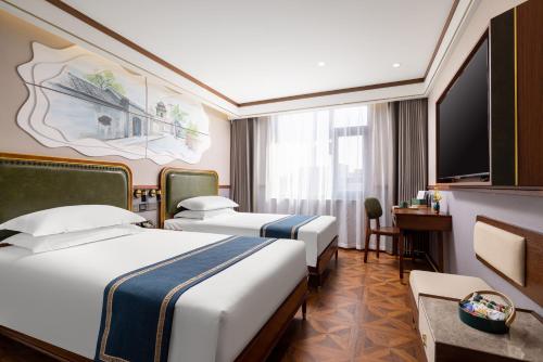 北京时光漫步S酒店(北京国家会议中心店的一间酒店客房,设有两张床和电视