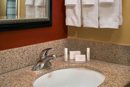 路易斯威尔东路易斯威尔万怡酒店的浴室水槽配有水龙头和毛巾