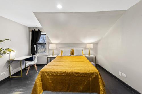 Fox LakeRandolph Hotel的一间卧室配有一张带黄色床罩的大床