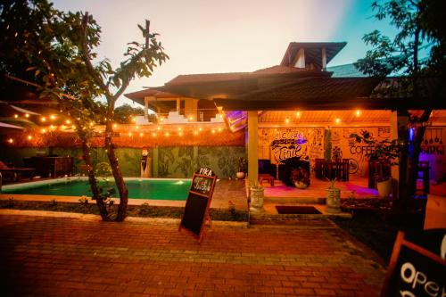 丹不拉Supreme Dambulla的一座晚上设有游泳池的房子