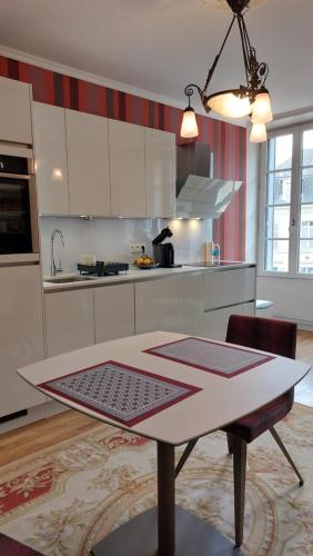 维耶尔宗SUPREMATISME Appartement de Prestige的厨房中间设有桌子