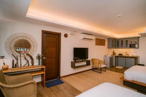 爱妮岛Banig Beach Resort El Nido的酒店客房,配有床和电视