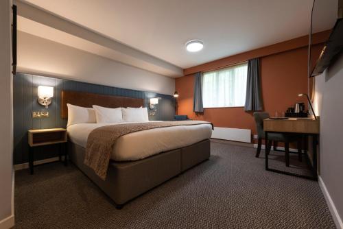 威姆斯洛威姆斯洛旅舍的配有一张床和一张书桌的酒店客房