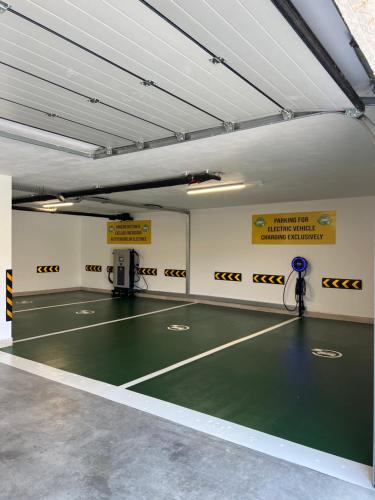 奥拉迪亚Biador Apartments的一座空车库,里面设有网球场
