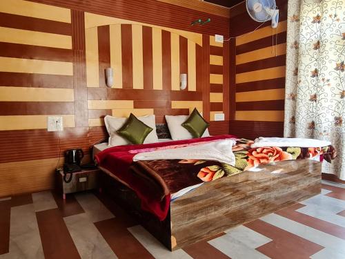 索纳马格Hotel Intermountain Sonamarg的一间卧室设有一张带木墙的大床