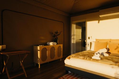 赛特菲尔德CANVS by CABN Seppeltsfield Barossa的一间卧室,床上放着动物