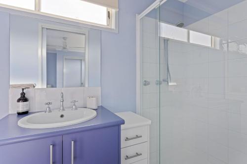 seahaven的白色的浴室设有水槽和淋浴。
