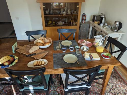 福尔诺迪佐尔多Villa Vittorio的一张木桌,上面放着面包和一碗食物