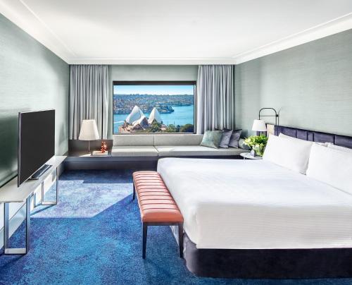 悉尼悉尼洲际酒店的一间酒店客房,设有一张大床和一个大窗户