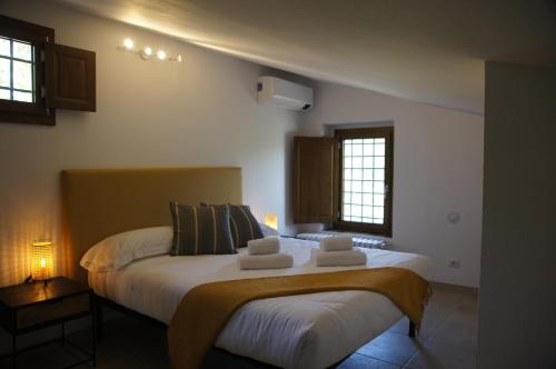佛罗伦萨Il Sottolo的卧室配有一张带白色床单和枕头的大床。