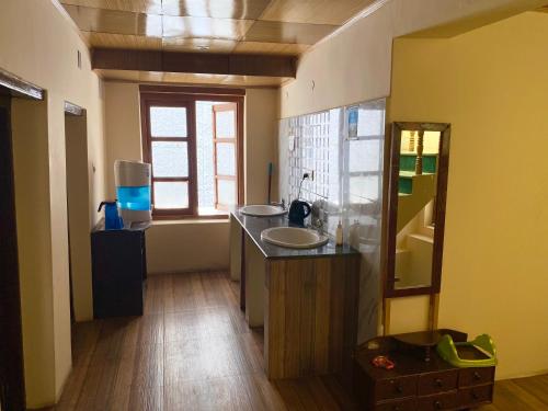 列城Zaltak Guest House and Hostel的一间带两个盥洗盆和窗户的大浴室