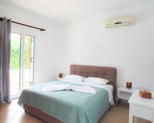 瓦西利基Echinades Resort的一间卧室,配有一张床,床上有一个弓