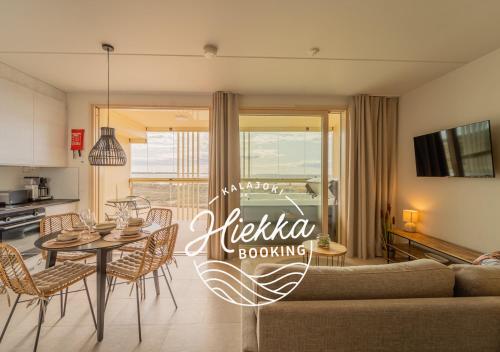 卡拉约基Marina Resort Apartments by Hiekka Booking的客厅配有沙发和桌子