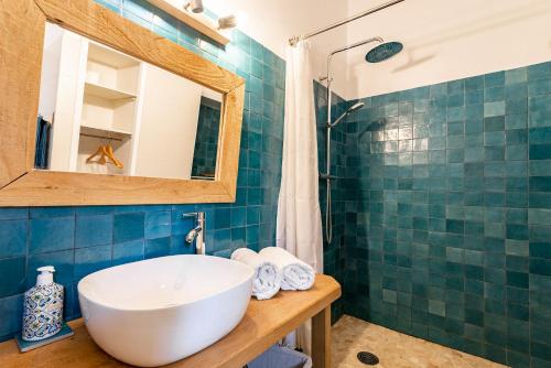 贝端Au petit bonheur的浴室设有白色水槽和镜子