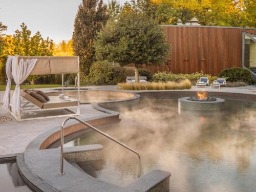 萨尔瓦尔斯普利特温泉酒店的院子里的游泳池,火炉