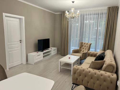 卡赞勒克DELUXE APARTAMENTS DARIS的带沙发和电视的客厅