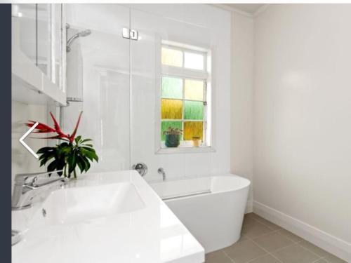 旺阿雷Northern Holiday Cottage的白色的浴室设有白色浴缸和窗户。