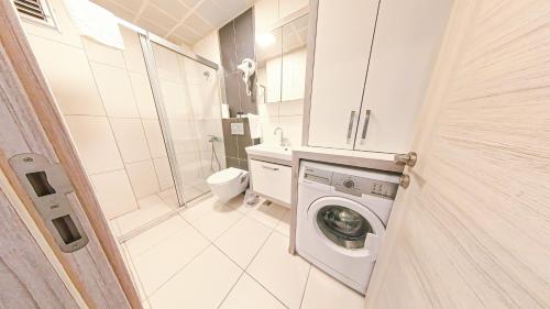 安塔利亚Cozy flat close to Konyaaltı beach '6'的一间带洗衣机和卫生间的浴室