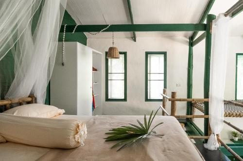 Ban NokLeela Garden Resort的一间卧室配有一张带蚊帐的床