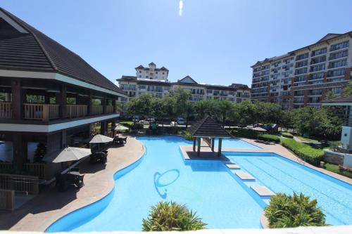 宿务Our oasis in Cebu City awaits you!的享有酒店游泳池的顶部景色