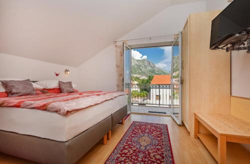 米利尼Apartments Galić的一间卧室设有一张床和一个阳台