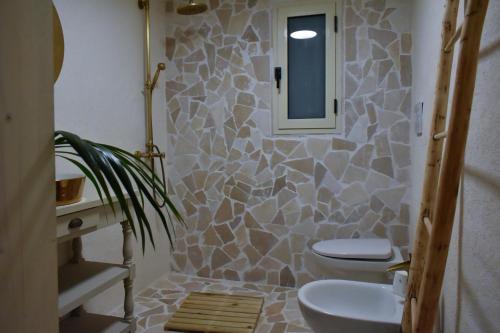 奥斯图尼Terre d'amore - For couples的浴室设有2个卫生间和镜子