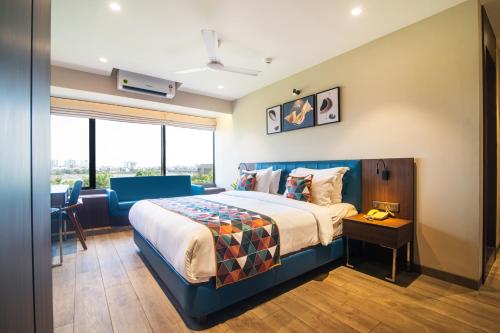 苏拉特萨德巴夫别墅酒店的配有一张床和一张书桌的酒店客房