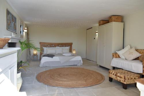 奥斯图尼Terre d'amore - For couples的一间带两张床的卧室和一张大地毯