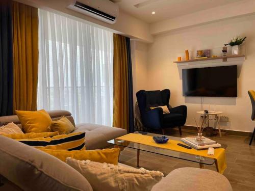 阿克拉Solaris Premium Luxury Living的带沙发和电视的客厅