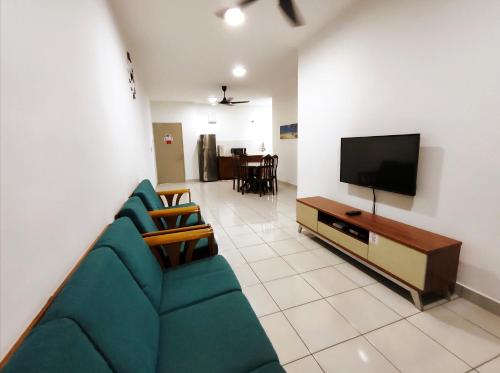 帕帕尔Benoni Garden Apartment Guesthouse的客厅配有蓝色的沙发和平面电视。