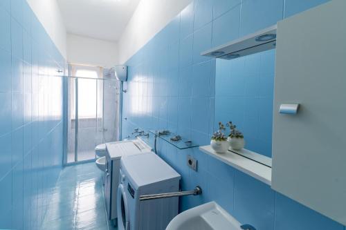 索伦托John House的蓝色的浴室设有卫生间和水槽