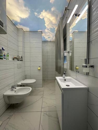 克拉根福KAISER'S Freundschaft的白色的浴室设有水槽和卫生间。