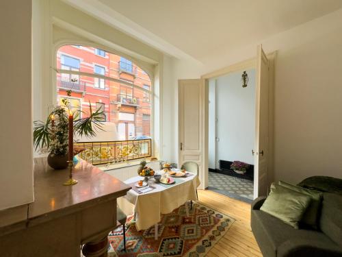 布鲁塞尔Ambiorix Residence的客厅配有桌子和窗户