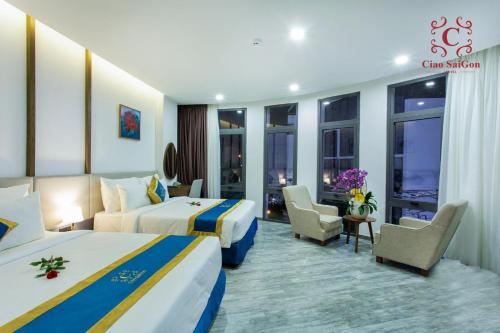 胡志明市Ciao Saigon 2 Hotel的酒店客房设有两张床和休息区。