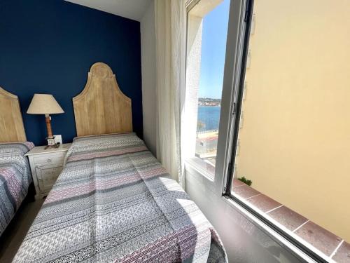 莱斯卡拉Nemi的一间卧室设有一张床和一个大窗户