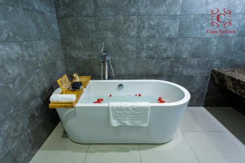 胡志明市Ciao Saigon 2 Hotel的浴室设有浴缸,上面有红色的星星