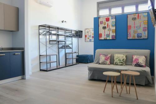 米兰Smart and Comfy Apartment - Via Repubblica di San Marino的客厅配有沙发和2张桌子