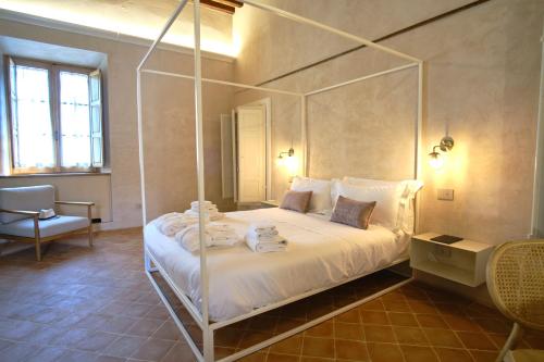 卡麦奥雷Badia Giulia Prestigious Historical B&B, Camaiore Adults only - Pets free的一间卧室配有一张带玻璃框架的天蓬床