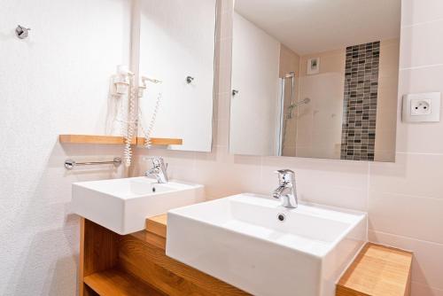 欧特吕斯拉格朗日威望莱斯迪绿宝石公寓式酒店的浴室设有2个水槽和镜子