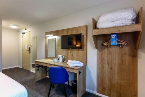 葛特纳格林戴斯格雷特纳格林酒店的客房设有书桌、床、床和双层床。
