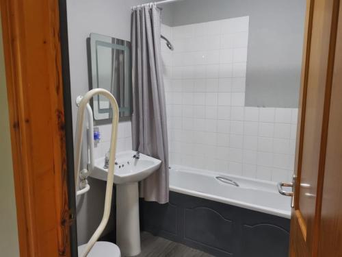 布里奇沃特潺潺小溪旅馆的浴室配有盥洗盆、卫生间和浴缸。