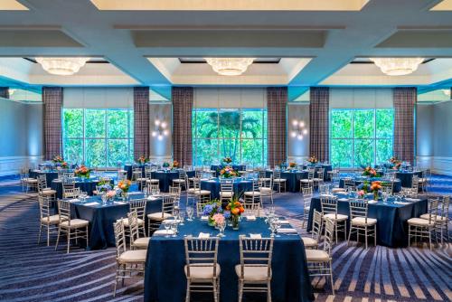 坦帕坦帕湾凯锐豪华酒店的宴会厅配有桌椅和蓝桌布