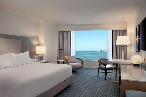 坦帕坦帕湾凯锐豪华酒店的酒店客房设有一张床和一个大窗户