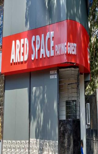 孟买Ared Space-Near Vile Parle Railway Station的大楼内付费客人领地空间的标志